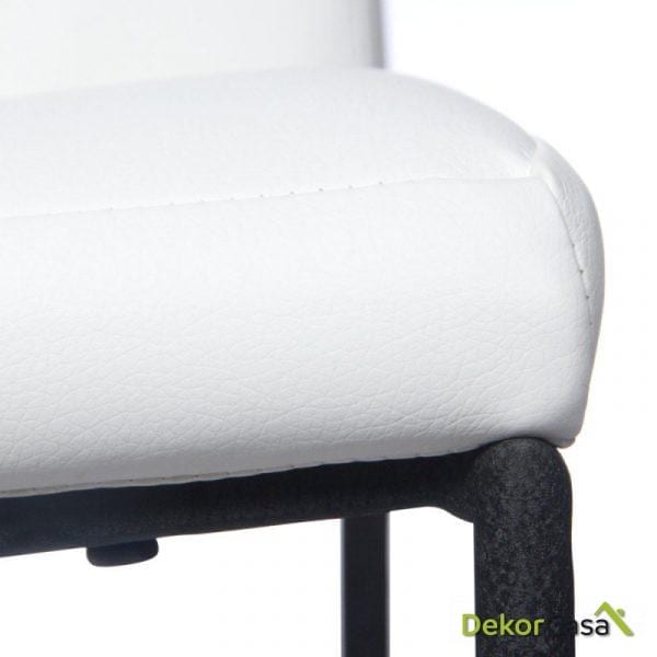 Silla tapizada en polipiel color blanco detalle asiento