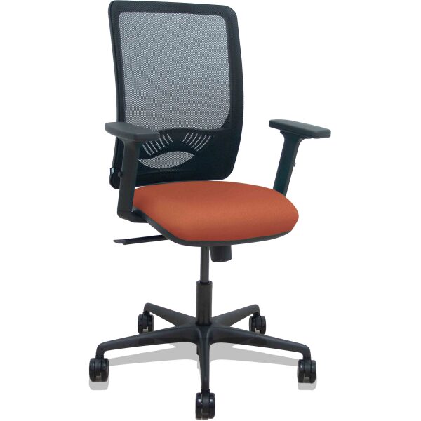 Silla Zulema sincro malla negra asiento bali marrón brazos 2D ruedas 65mm